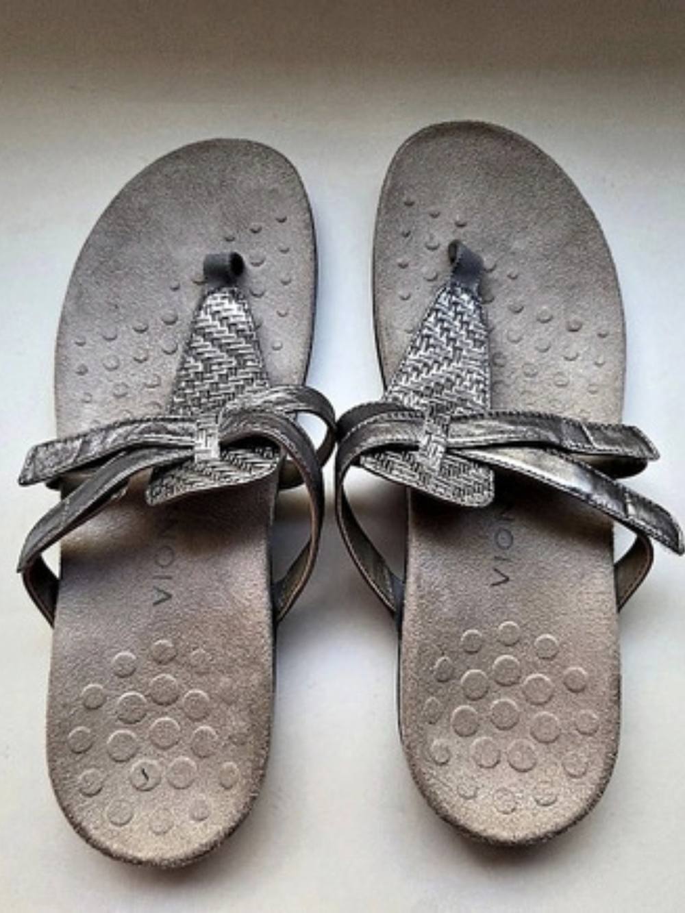 Vionic Karley Toe Post Sandal Metallic Gray